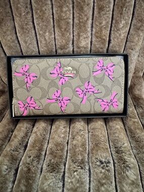 NWT Coach Signature Canvas Zip Wallet with Pink Bow Print